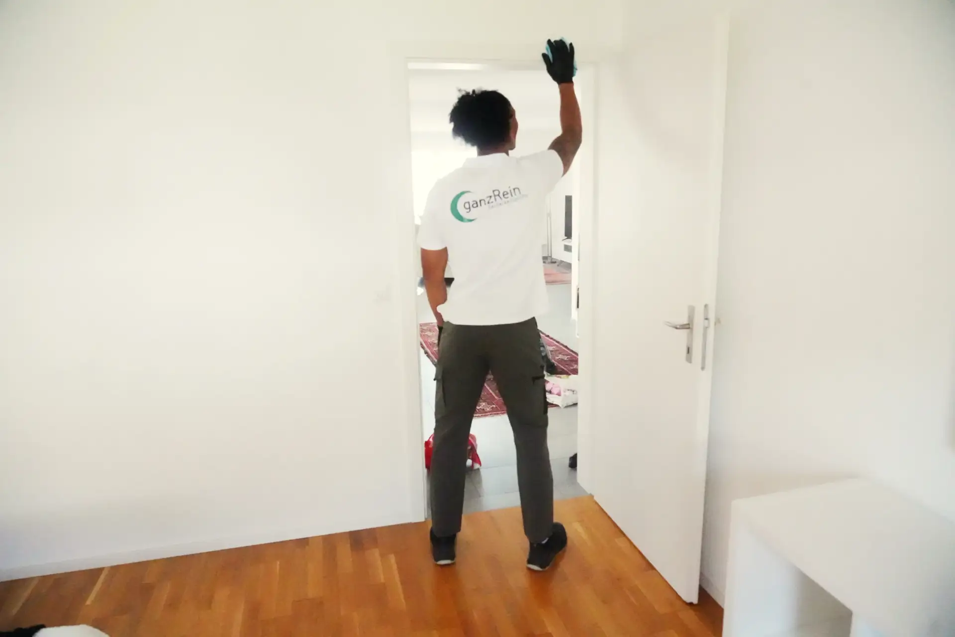 Arbeiter reinigt eine Baustelle mit professionellen Reinigungsgeräten, umgeben von Bauschutt und Baumaterialien.