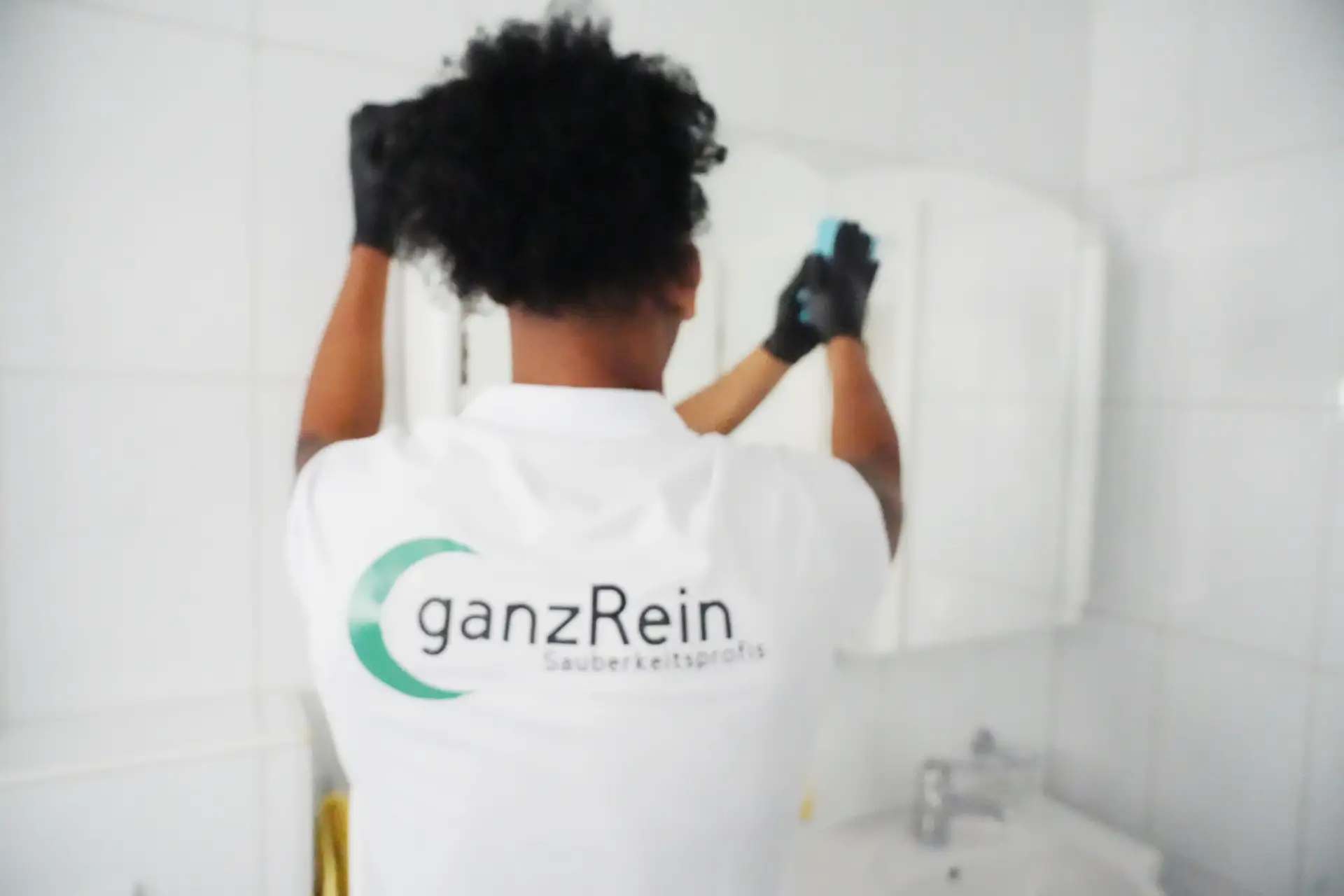 Reinigungskraft erledigt in einer leeren Wohnung in Bern eine sorgfältige Endreinigung