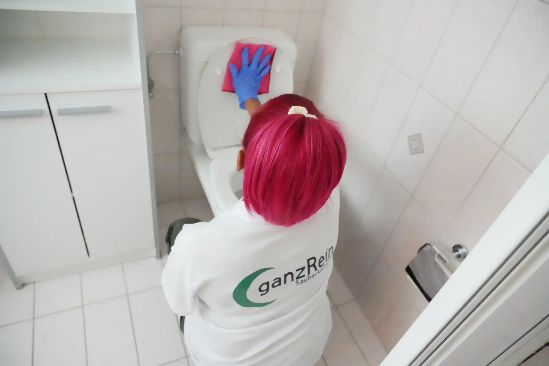 Professionelle Toilettenreinigung in Bern – ganzRein reinigt und desinfiziert WC-Anlagen für maximale Sauberkeit und Hygiene.