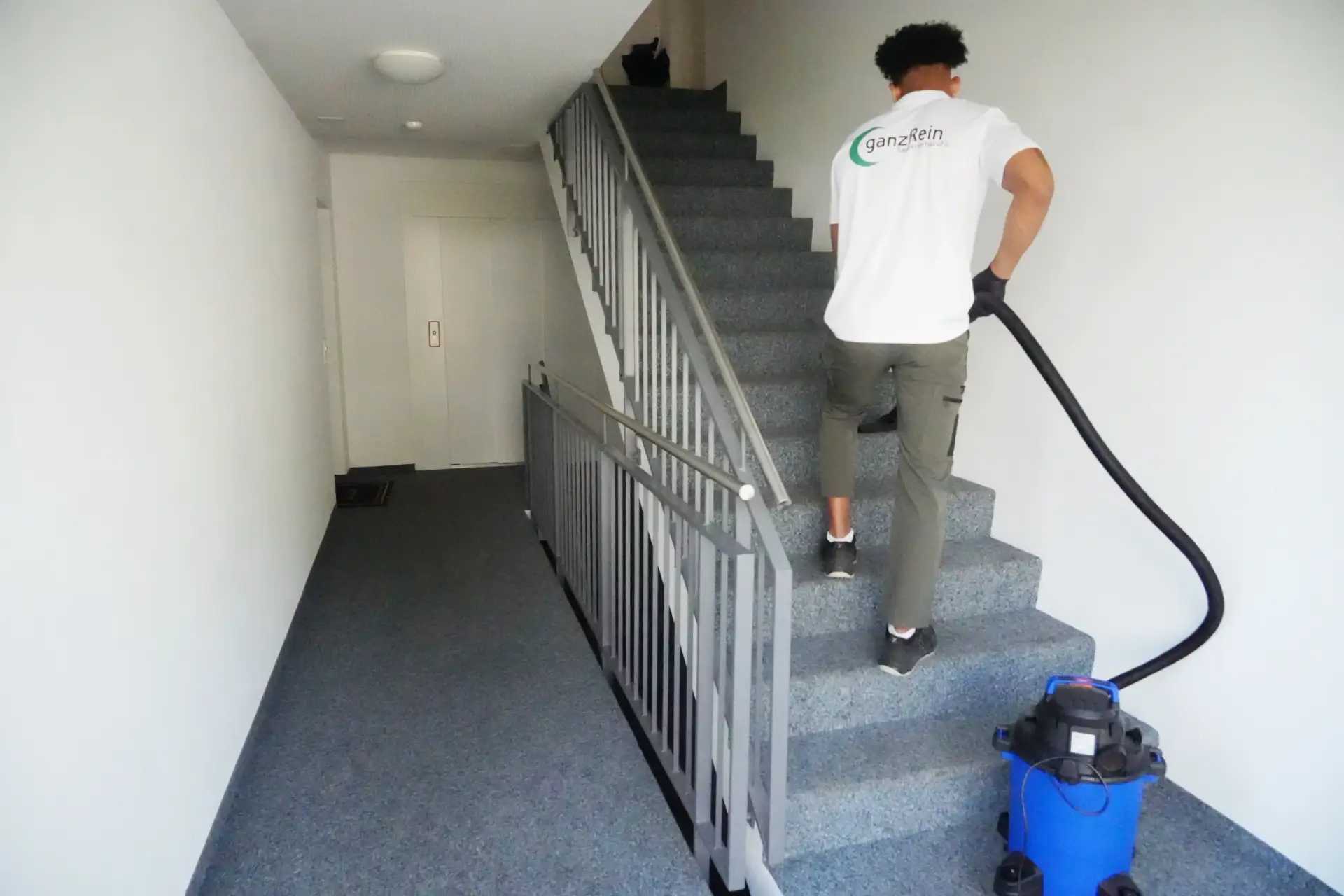 Treppenhausreinigung in Bern – ganzRein sorgt für saubere Treppenhäuser, gepflegte Böden und ordentliche Eingangsbereiche.