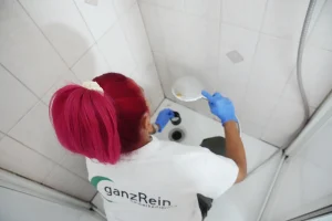 Hand gibt Backpulver in den gereinigten Küchenabfluss