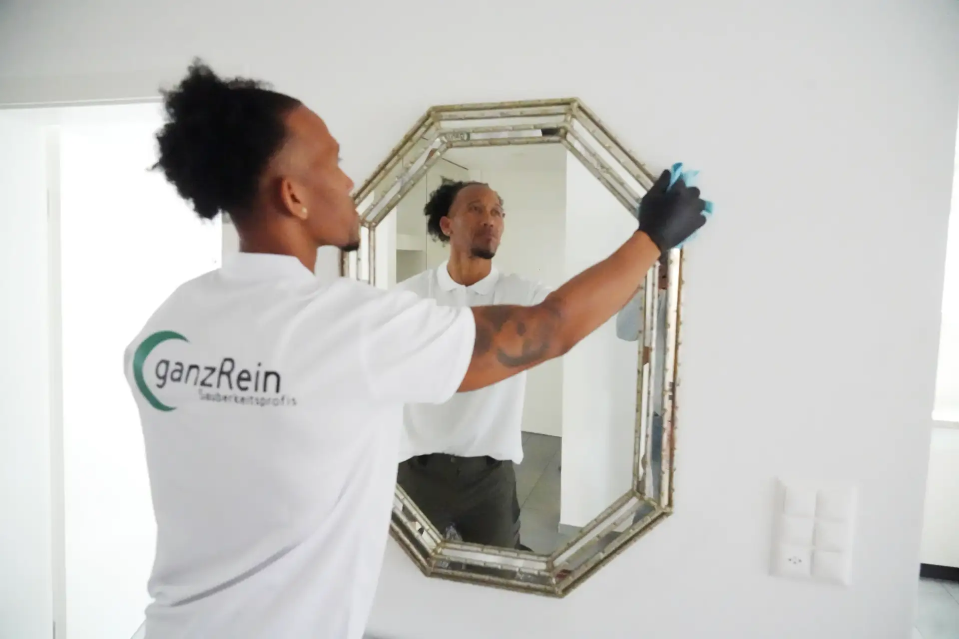 Reinigungskraft säubert das Wohnzimmer einer privaten Wohnung mit modernen Möbeln